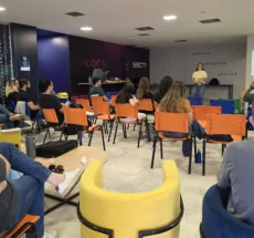 O Workshop sobre MVP (Minimum Viable Product) promovido pela Incubadora Multiplicidades, no âmbito do Programa Start BSB, destacou-se como um marco no fortalecimento da cultura empreendedora e inovadora no Distrito Federal. A atividade reuniu empreendedores, mentores, investidores e especialistas em inovação com o objetivo de fomentar práticas ágeis e assertivas no desenvolvimento de negócios nascentes. Ao abordarmos o conceito de MVP, estamos falando de uma estratégia essencial para validar hipóteses de negócio com rapidez e economia de recursos. O workshop, portanto, teve um papel fundamental ao capacitar os participantes para que possam testar suas ideias no mercado real com o mínimo de esforço e o máximo de aprendizado.